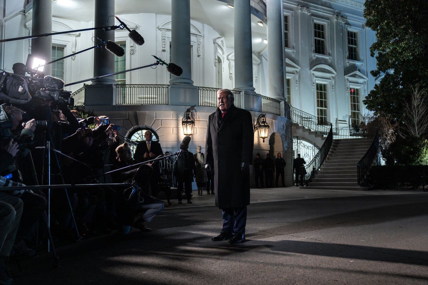 Статья Свергнуть коммунистов, договориться с европейцами