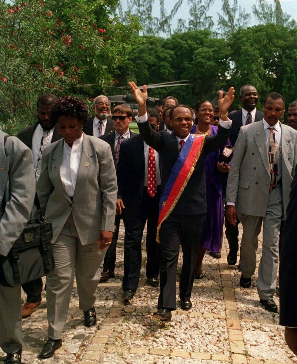 Жан-Бертран Аристид возвращается в страну в 1994 году. Фото: ВВС США