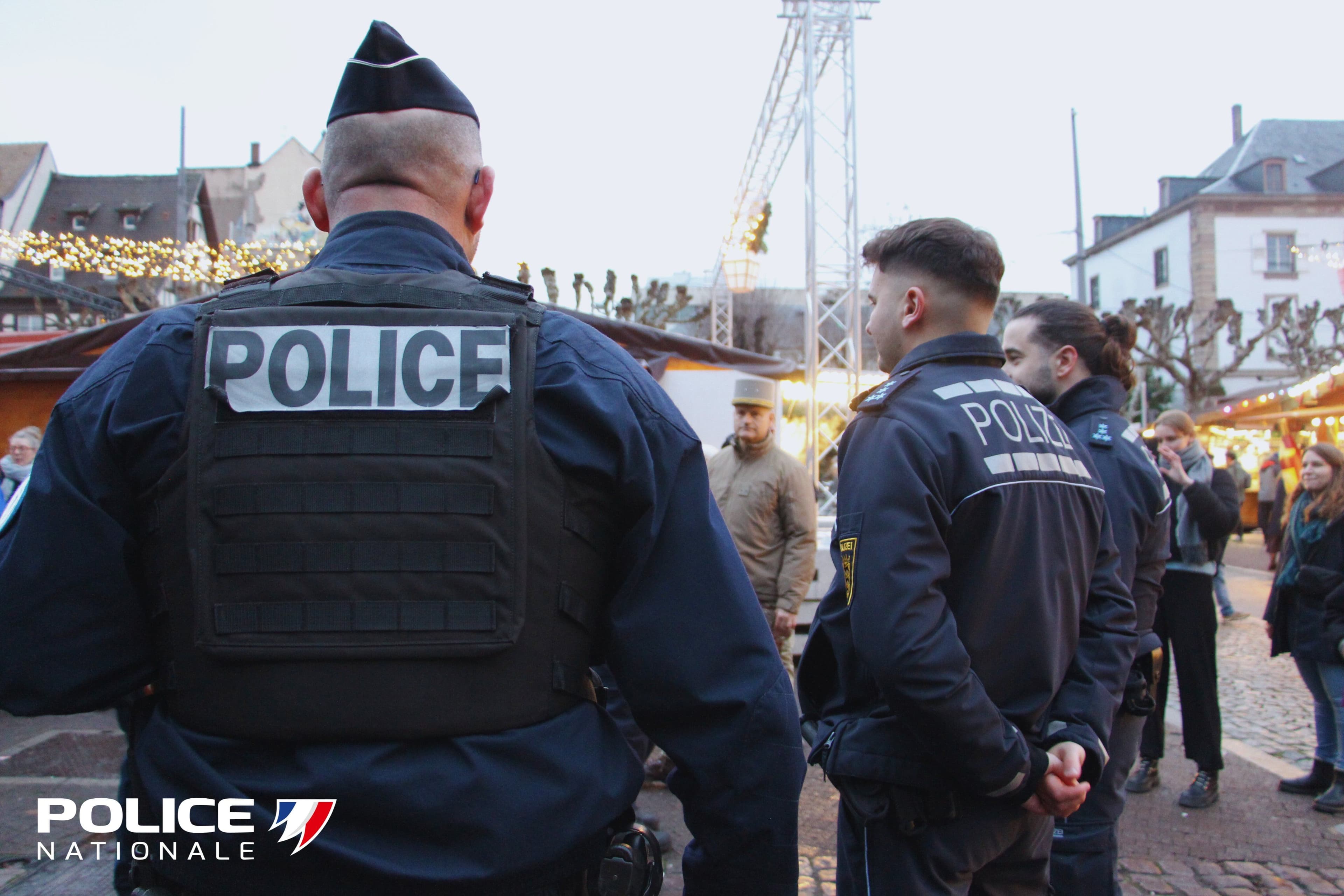 Полиция патрулирует ярмарку в Страсбурге. Фото: Police Nationale 67 / X