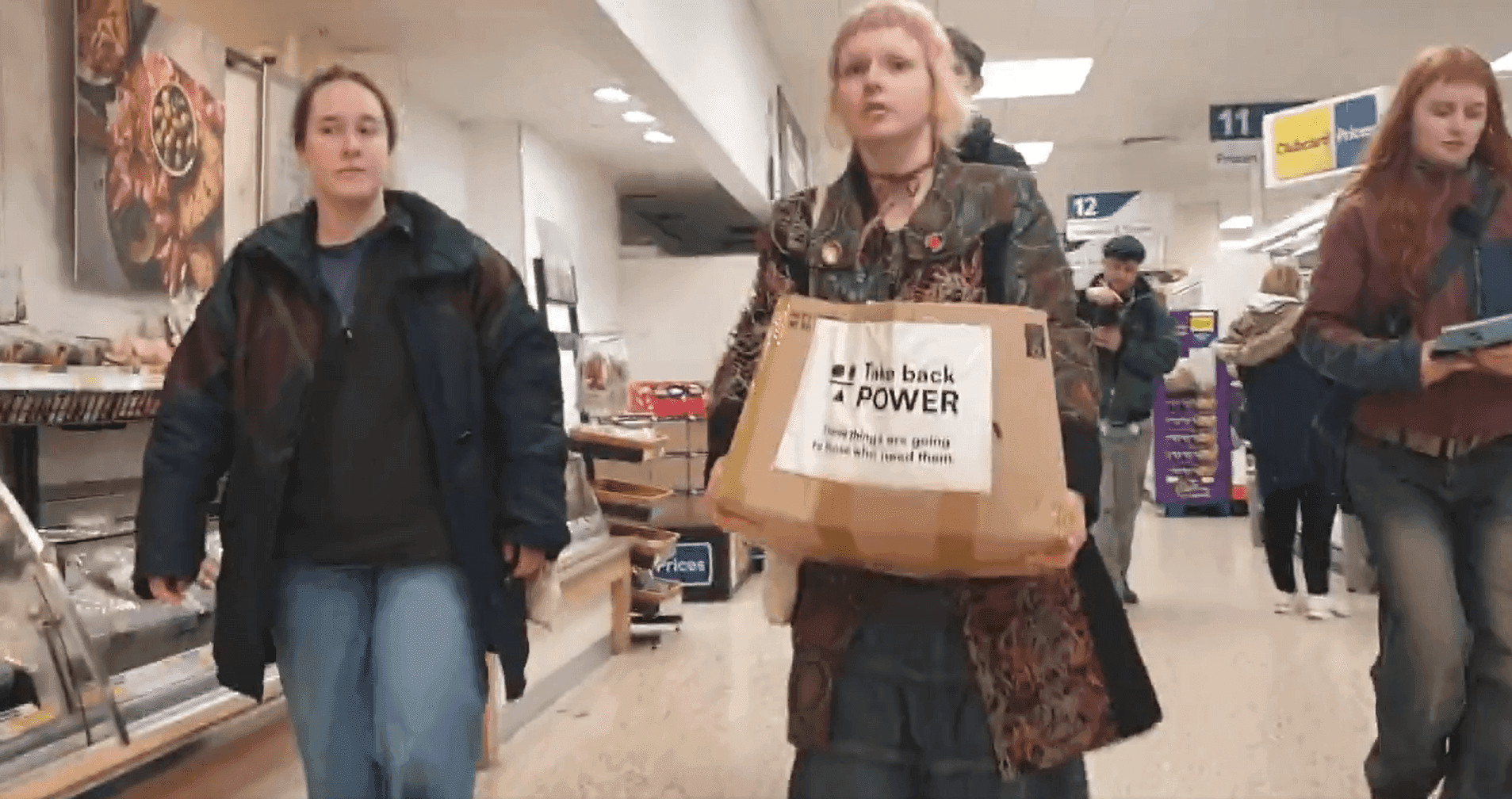 «Освобождение» товаров из магазинов. Скриншот: Take back POWER / соцсети