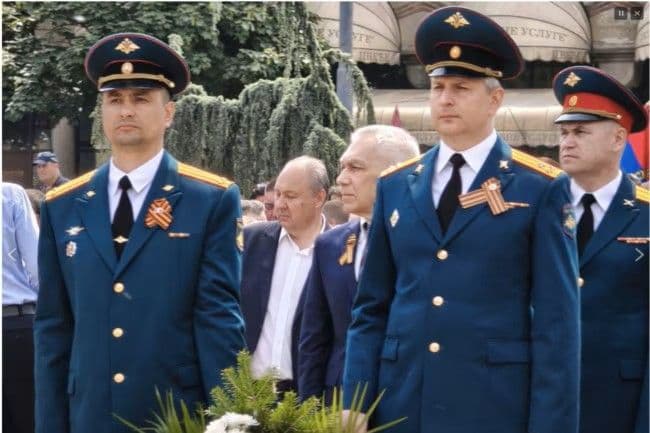 Красий (слева) на шествии «Бессмертного полка» в Белграде