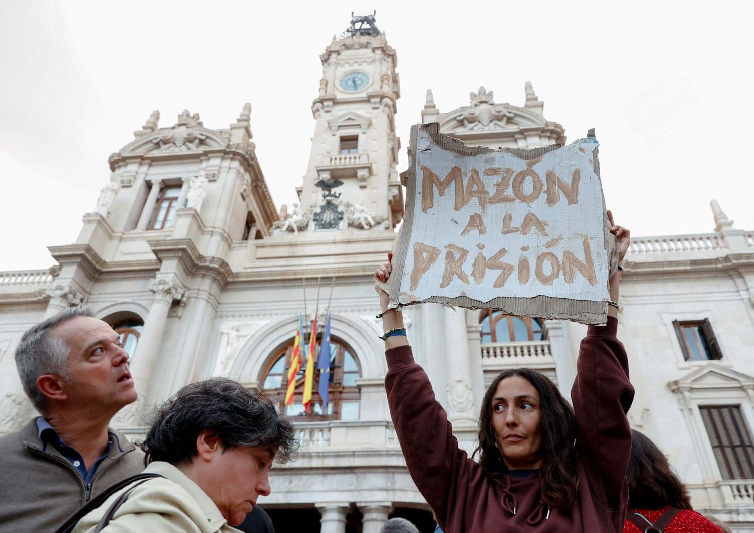 Протестующая с плакатом "Мазона — в тюрьму!", 9 ноября 2024. Фото: Eva Manez / Reuters / Forum