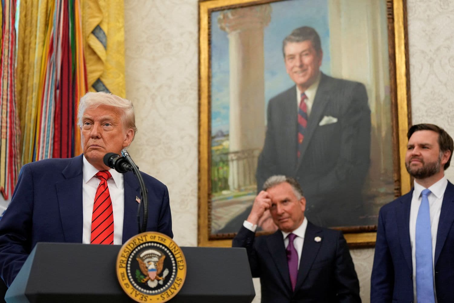Трамп на церемонии приведения к присяге спецпосланника Уиткоффа. Иллюстративное фото: Kent Nishimura / Reuters / Forum