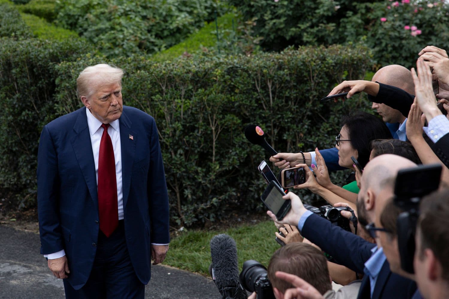 Статья Измены, походы в гей-клуб, налоги — на какие острые вопросы отвечали политики без бросания микрофона