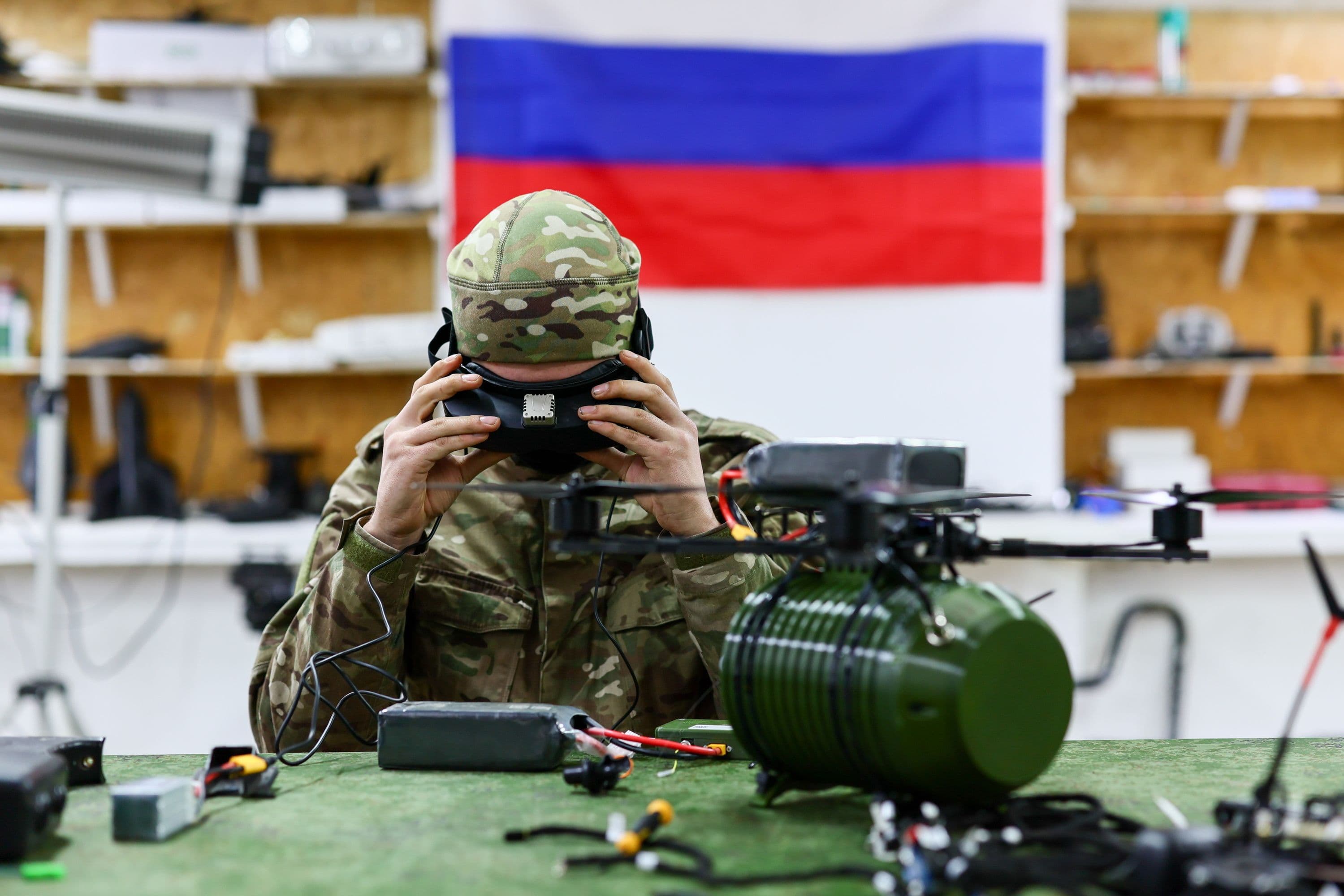 Сборка оптоволоконного дрона. Иллюстративное фото: Alexei Konovalov / Zuma Press / Forum