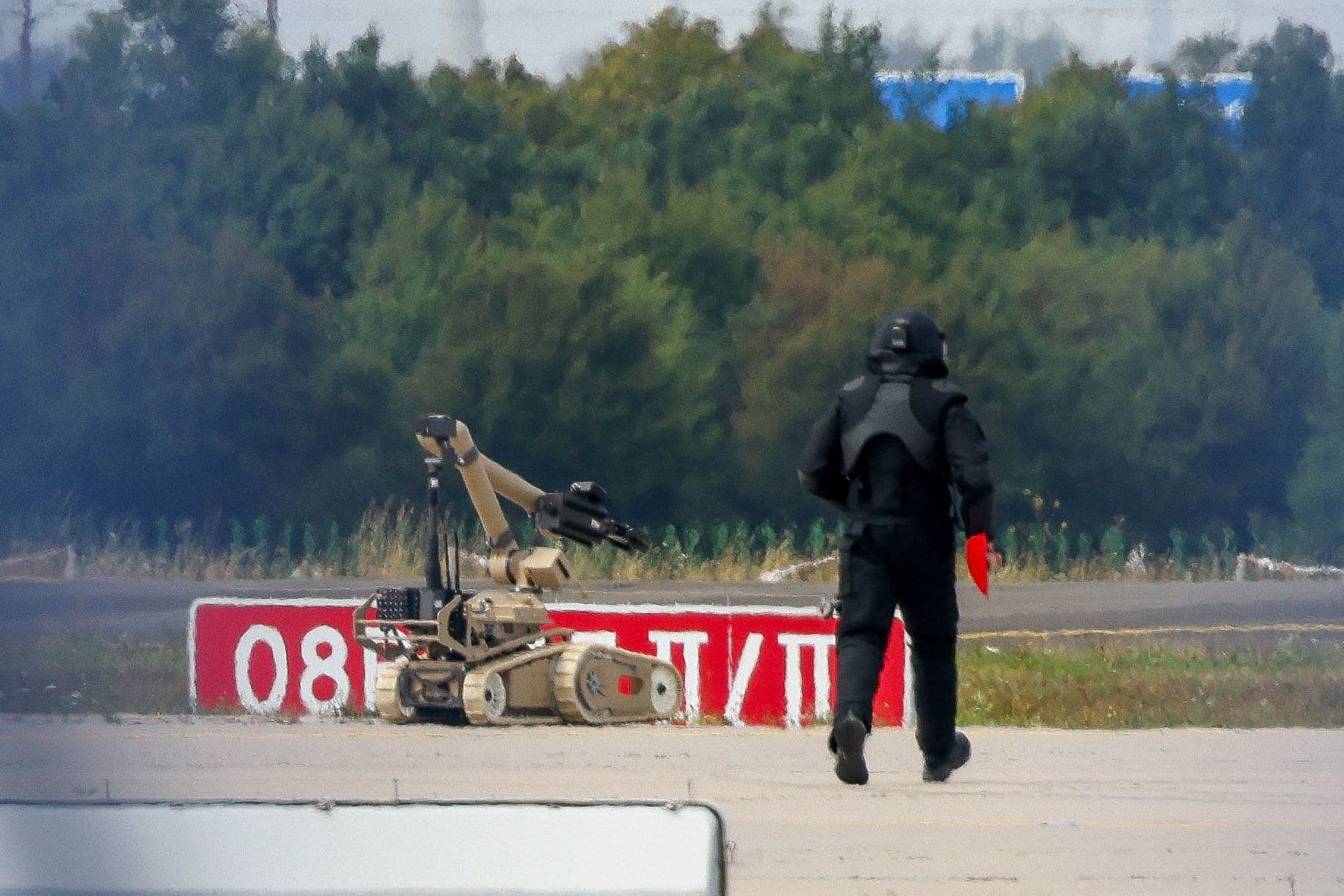 Полиция обезвреживает дрон в аэропорту Лейпциг/Халле. Фото: Axel Schmidt / Reuters / Forum