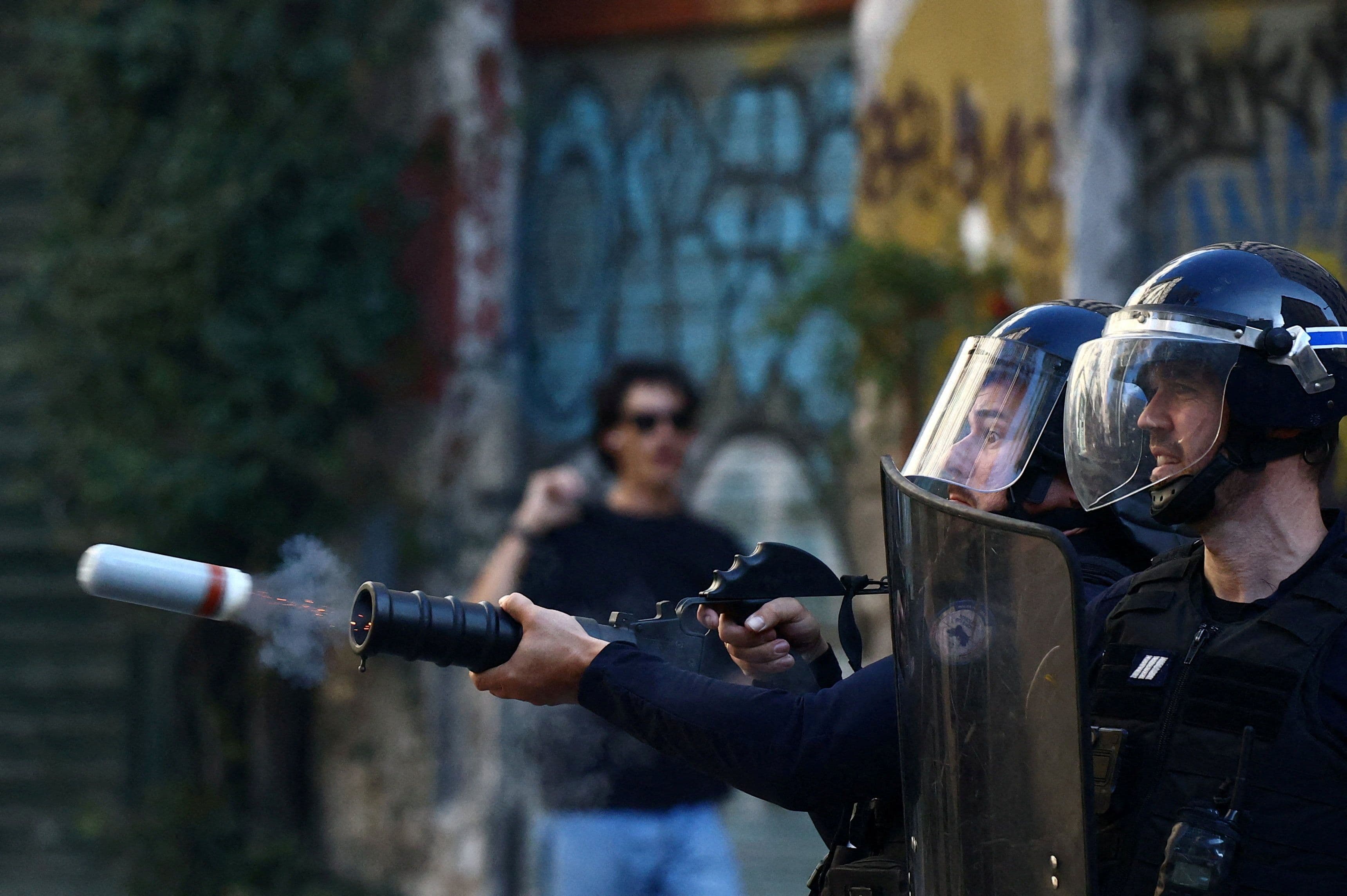 Полицейские запускают газовую гранату на протестах в Марселе. Фото: Manon Cruz / Reuters / Forum