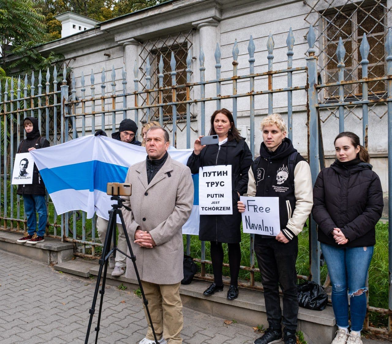 Евгений Доможиров (впереди) на акции в Варшаве, приуроченной к 1 000 дням заключения Алексея Навального. Фото: соцсети Евгения Доможирова