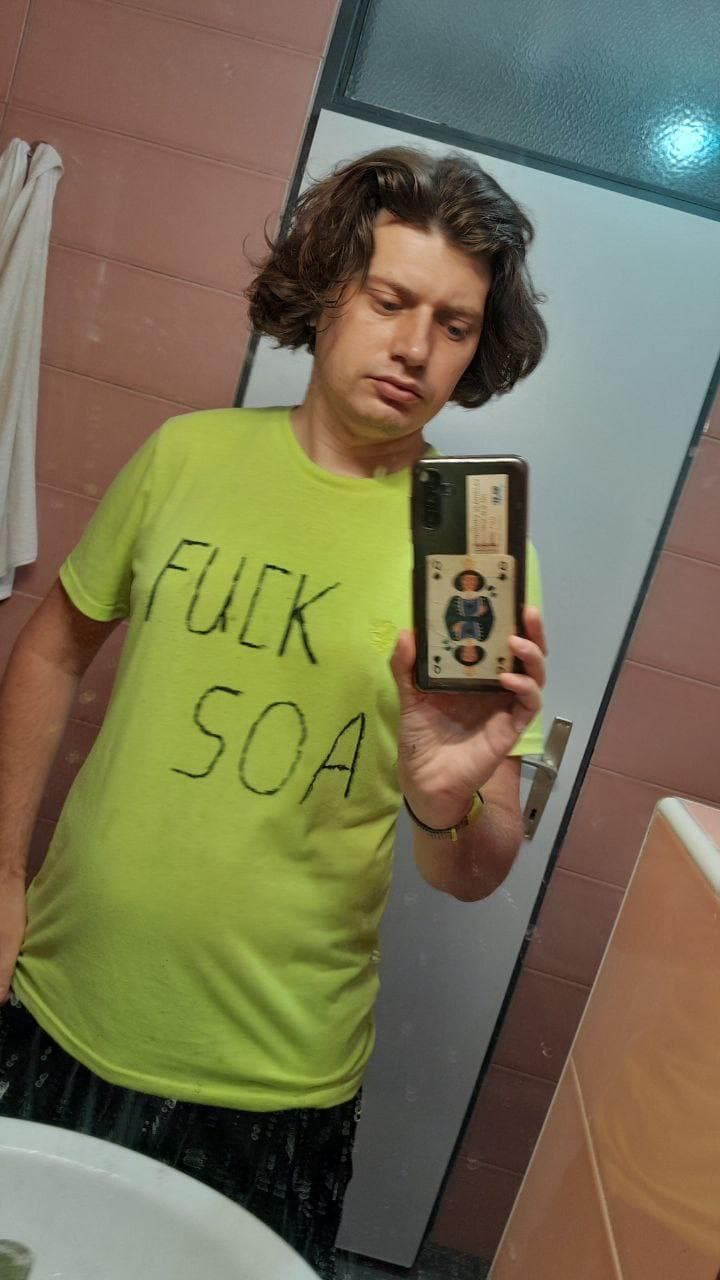 Владислав Ариничев в футболке «Fuck SOA»