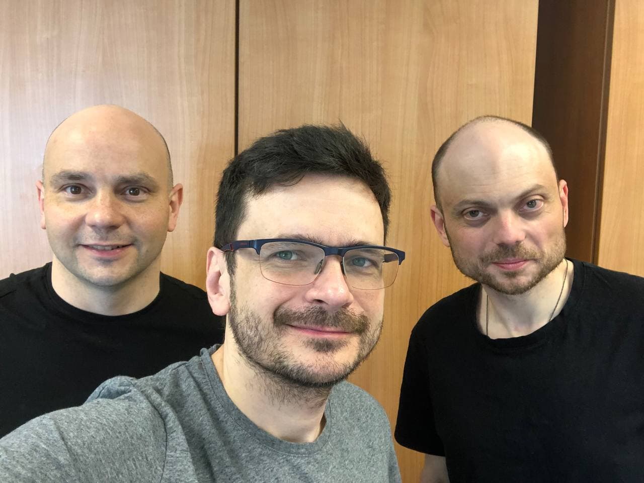 Илья Яшин, Владимир Кара-Мурза и Андрей Пивоваров после обмена