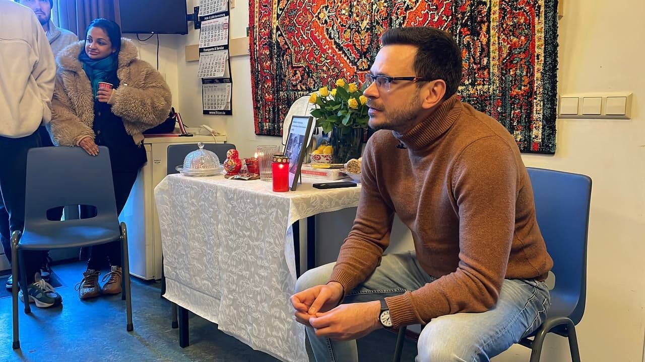 Илья Яшин на встрече с беженцами. Фото: Валерия Ратникова