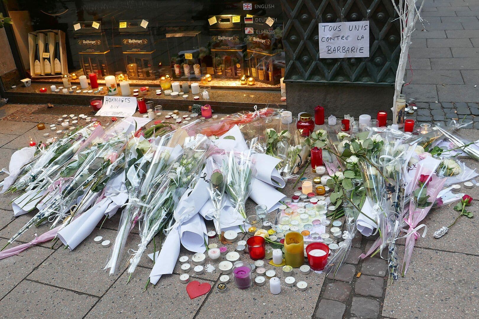 Стихийный мемориал жертвам теракта в Страсбурге. Фото: Wikicommons
