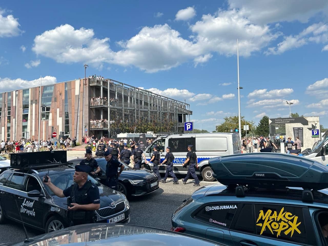 Перекрытая фанатами улица. Фото: читатели port