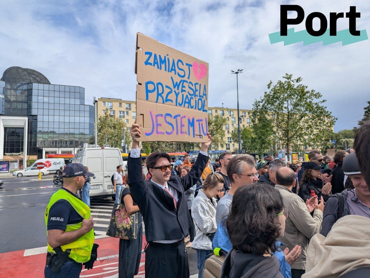 Плакат «Вместо свадьбы друзей я здесь» Фото: Port