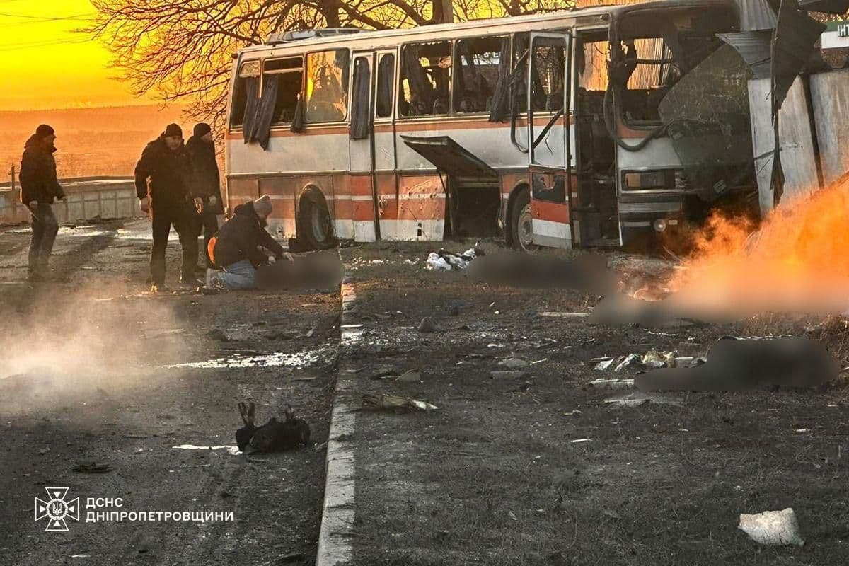 Сгоревший шахтёрский автобус. Фото: Государственная служба Украины по чрезвычайным ситуациям / Телеграм