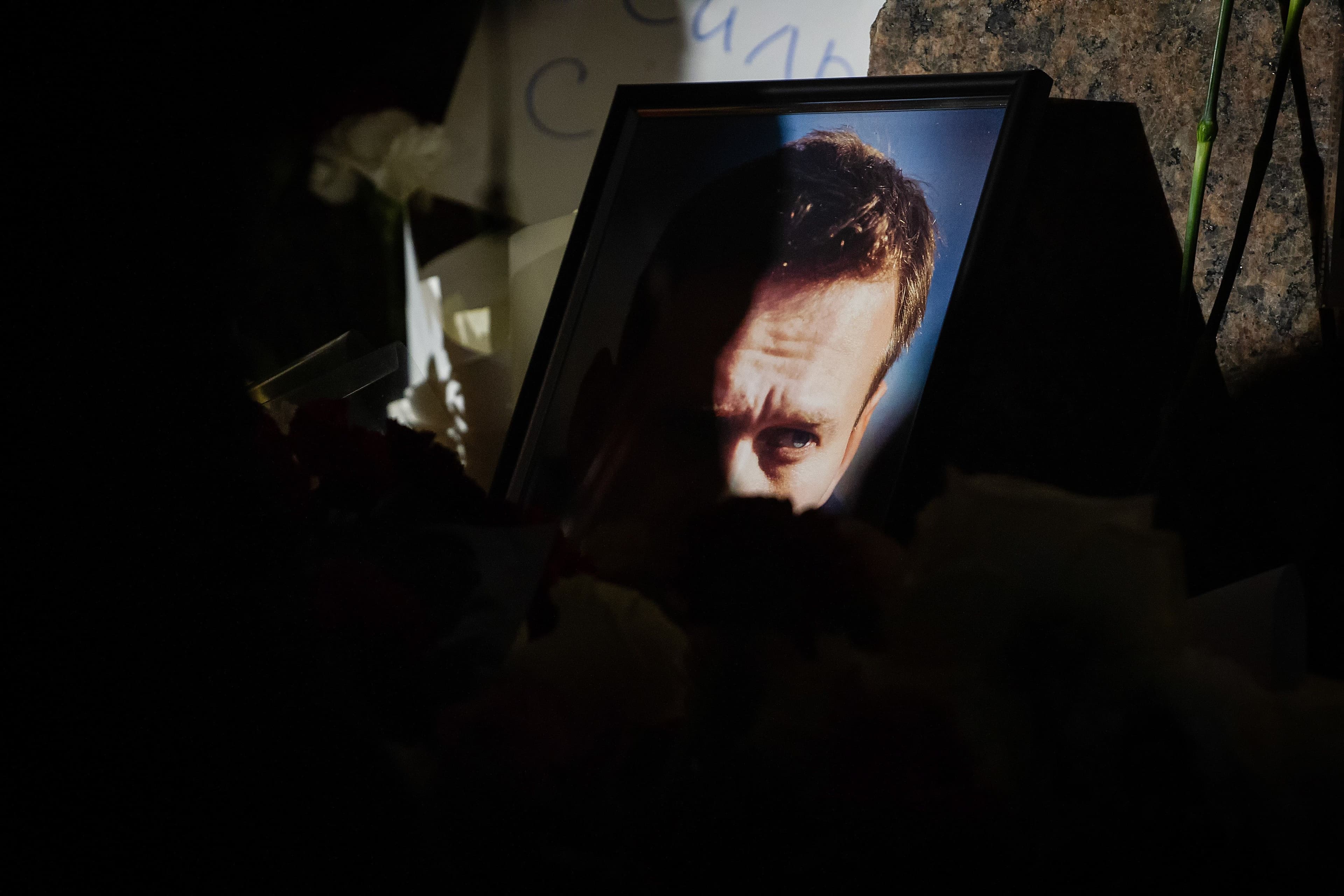 Стихийный мемориал памяти Алексея Навального в Санкт-Петербурге. 16 февраля. Фото: Artem Priakhin / Zuma Press / Forum