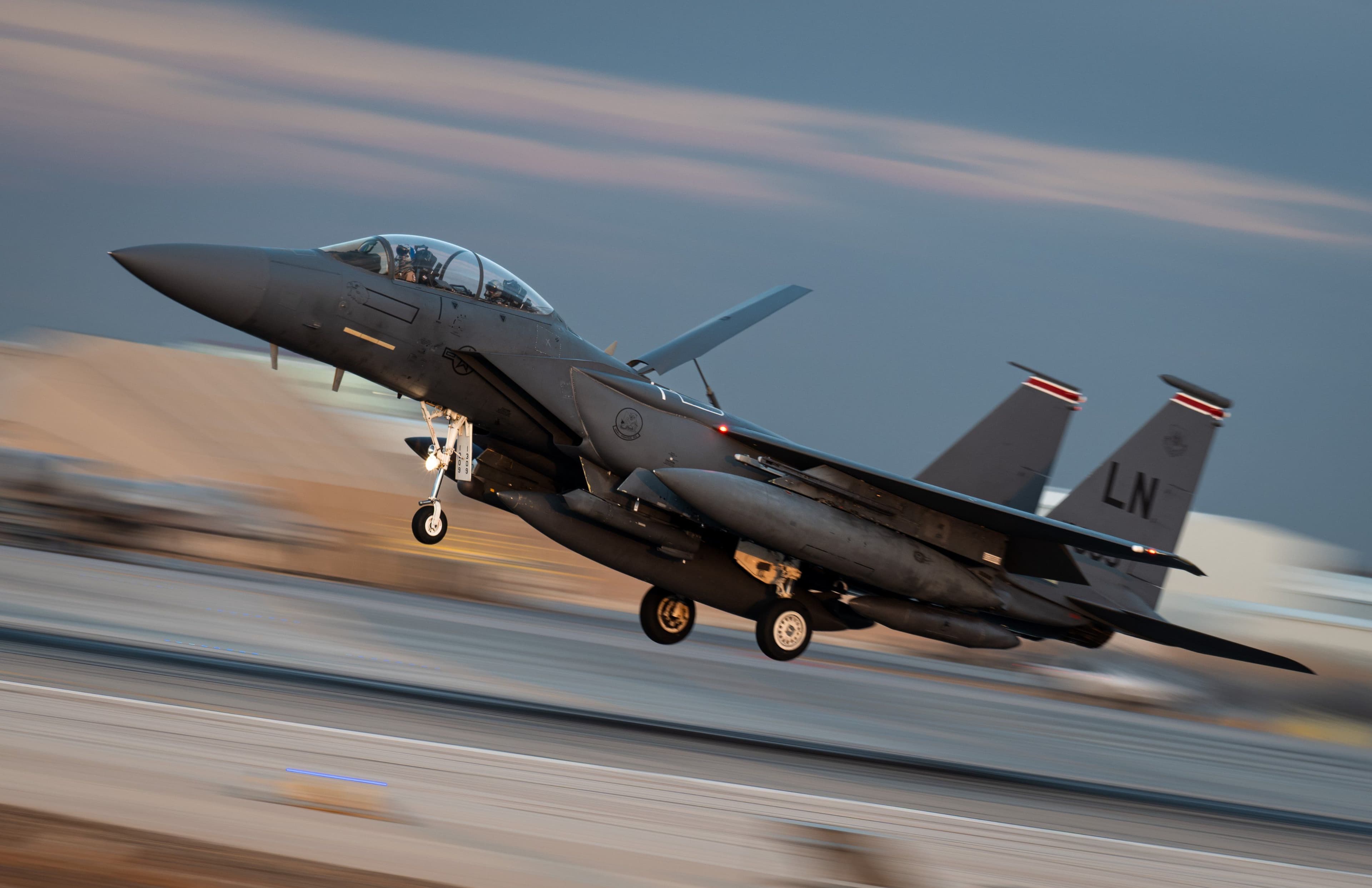 F-15 совершает посадку на Ближнем Востоке. Фото: Центральное командование армии США