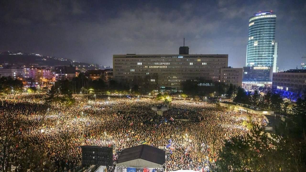 Митинг в Братиславе с высоты птичьего полёта. Фото: соцсети