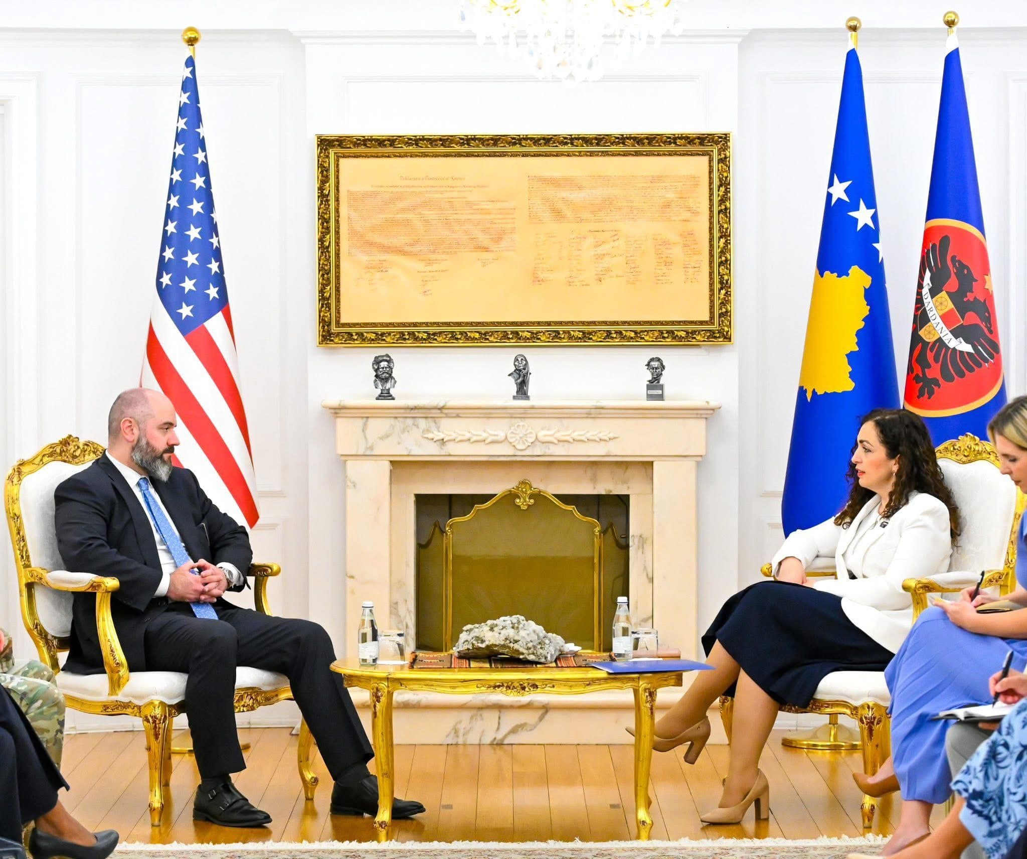 Президент Косово и помощник министра обороны США. Фото: Вьоса Османи / X