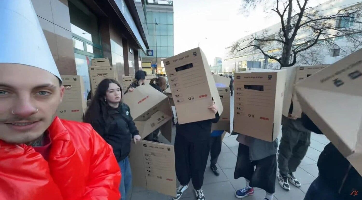 Владислав Олийниченко c фанатами в Варшаве. Фото: соцсети
