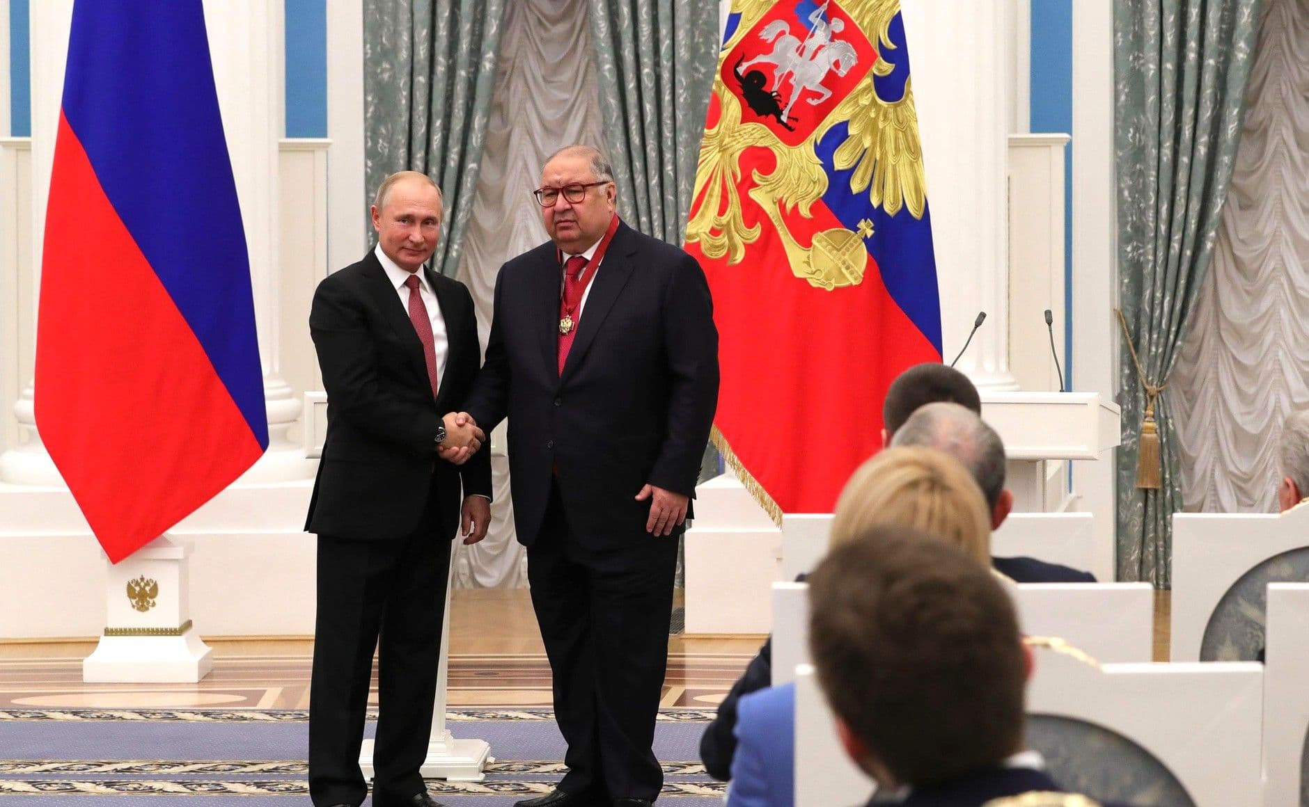 Владимир Путин награждает Усманова орденом. Фото: Пресс-служба президента России