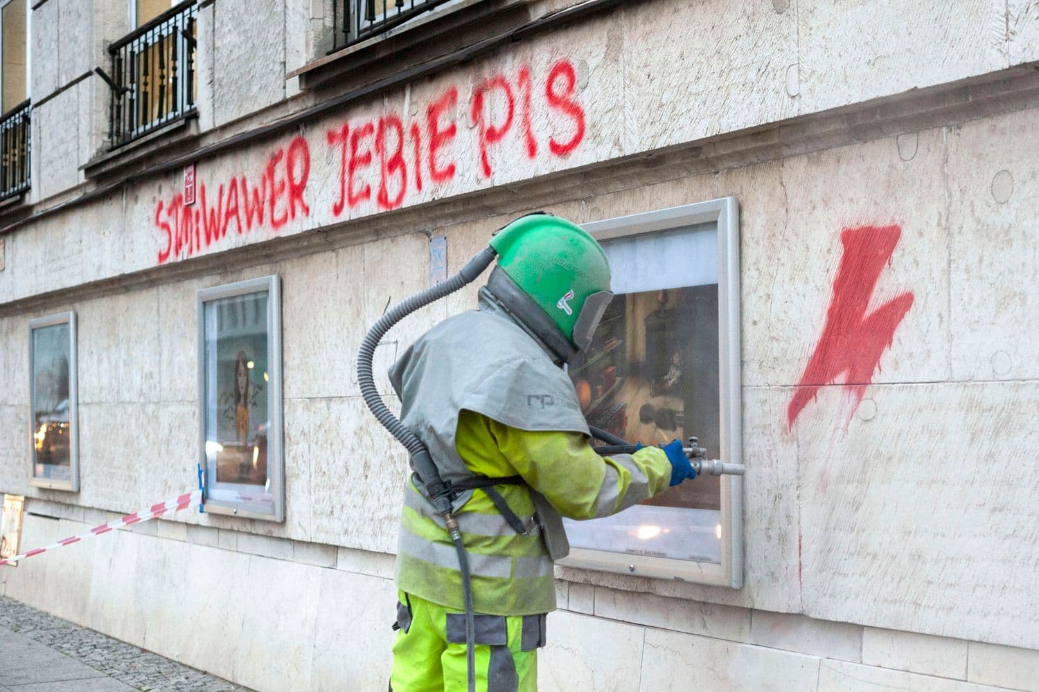 Удаление граффити в Варшаве. Иллюстративное фото: GRZEGORZ KRZYZEWSKI / FotoNews / Forum
