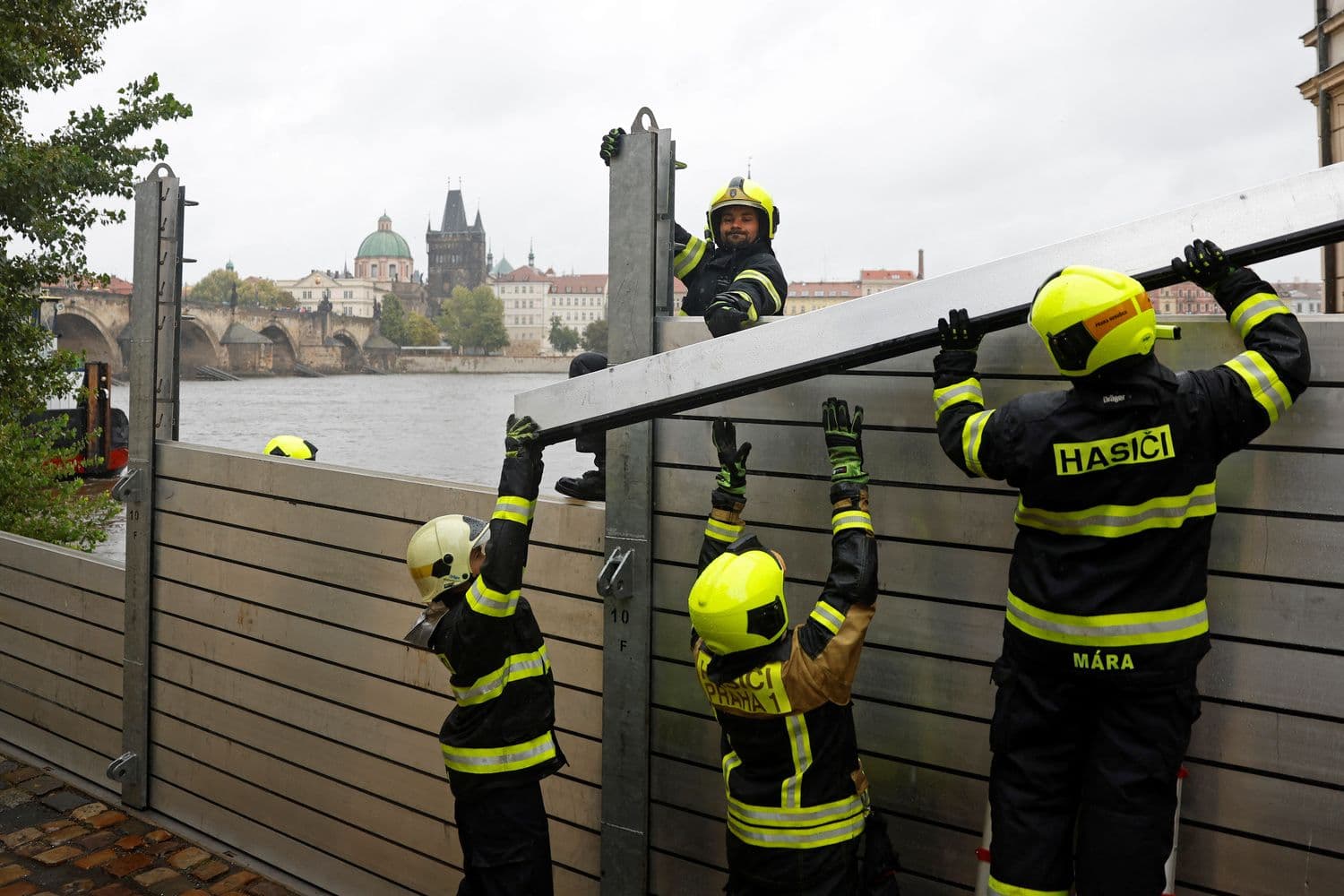 Спасатели возводят укрепления на набережной в Праге. Фото: David W Cerny / Reuters / Forum