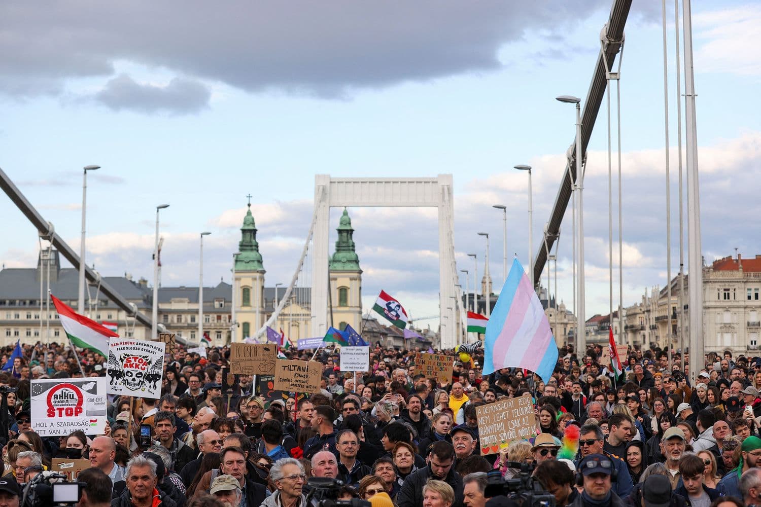 Протестующие блокируют один из мостов в Будапеште, 1.04.2025. Фото: Bernadett Szabo / Reuters / Forum