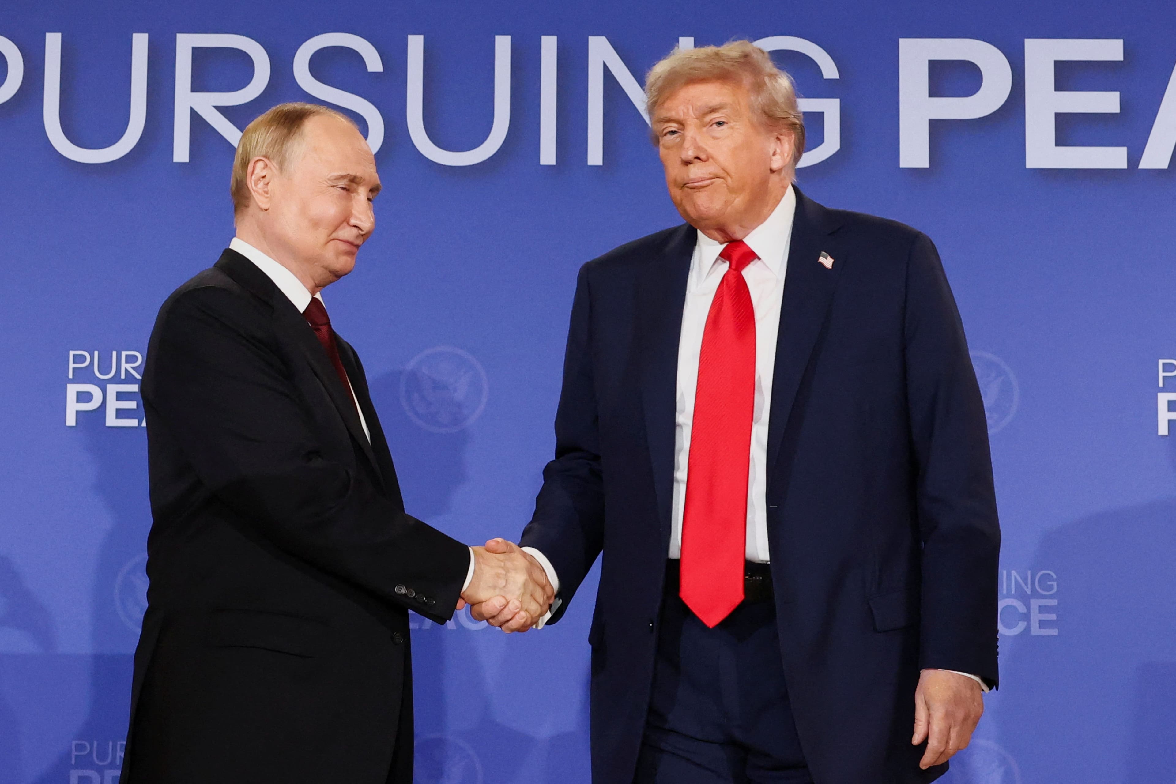 Путин и Трамп на Аляске. Фото: Kevin Lamarque / Reuters / Forum