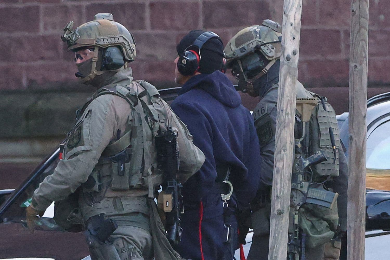 Сергей К. в сопровождении полиции. Фото: Thilo Schmuelgen / Reuters / Forum