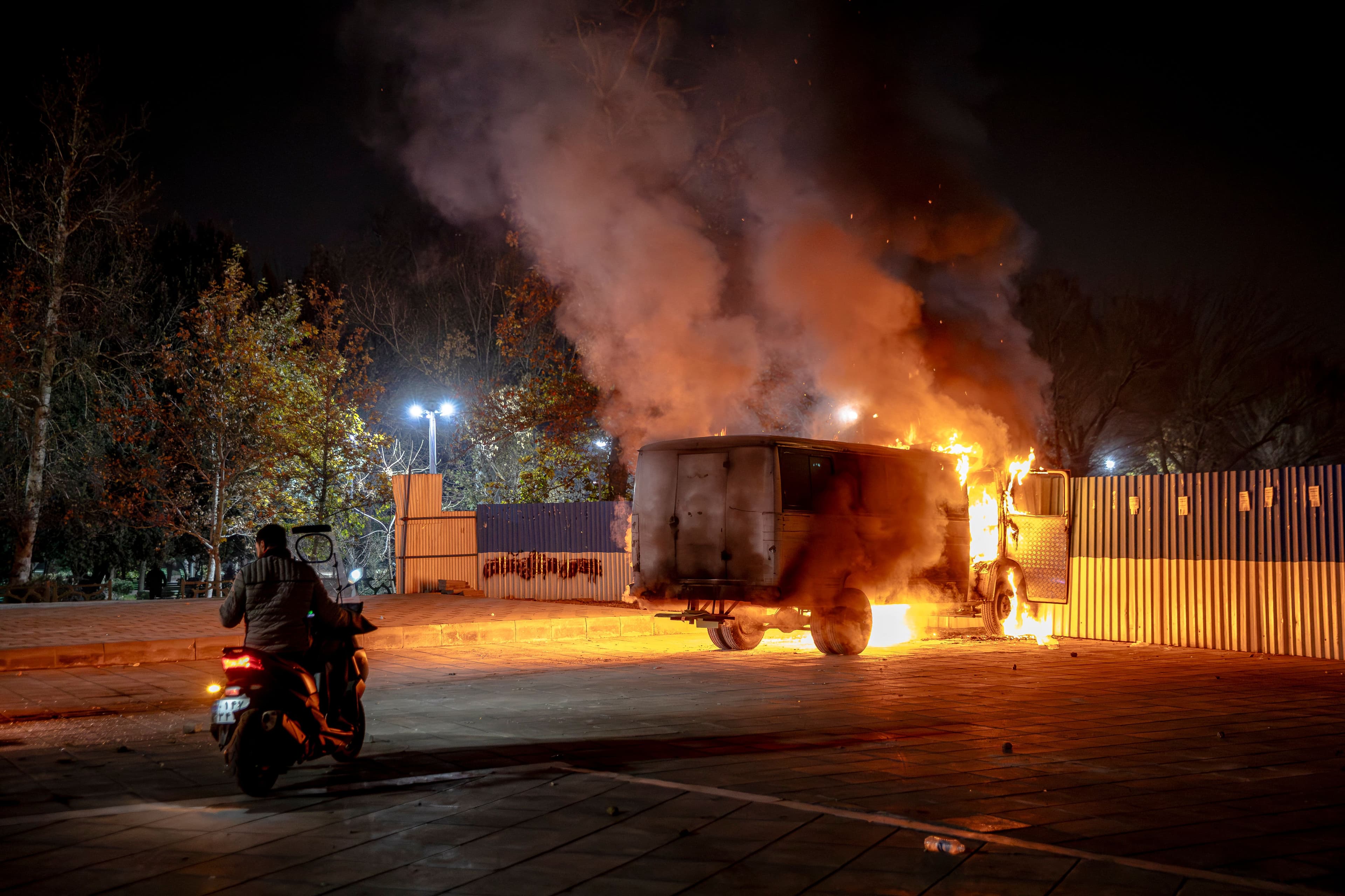 Горящий грузовик на протестах в Иране. Фото: Middle East Images/ABACA / Abaca Press / Forum