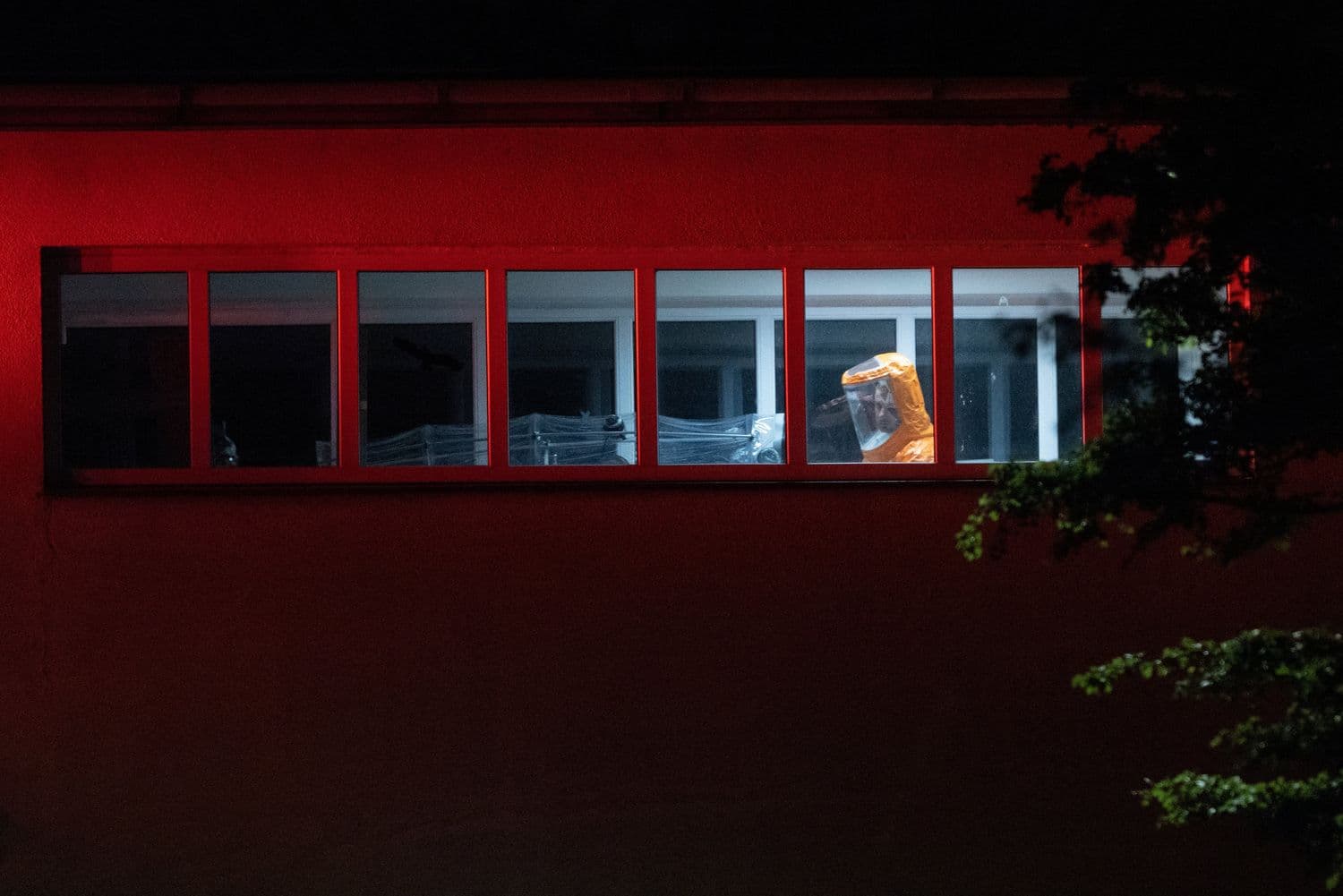 Перевозка пациента из аэропорта. Фото: Eva Korinkova / Reuters / Forum