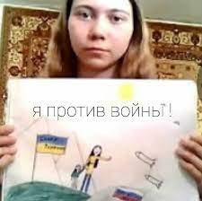 Маша Москалева с антивоенным рисунком