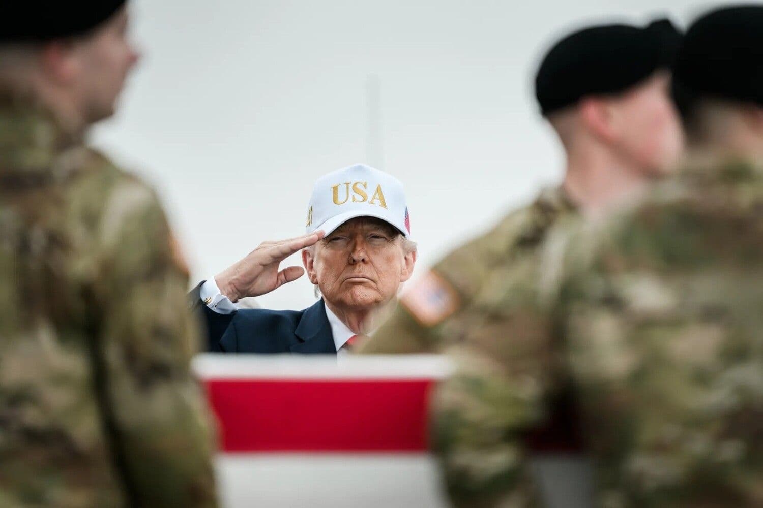 Дональд Трамп принимает тела погибших американских солдат. Фото: The White House