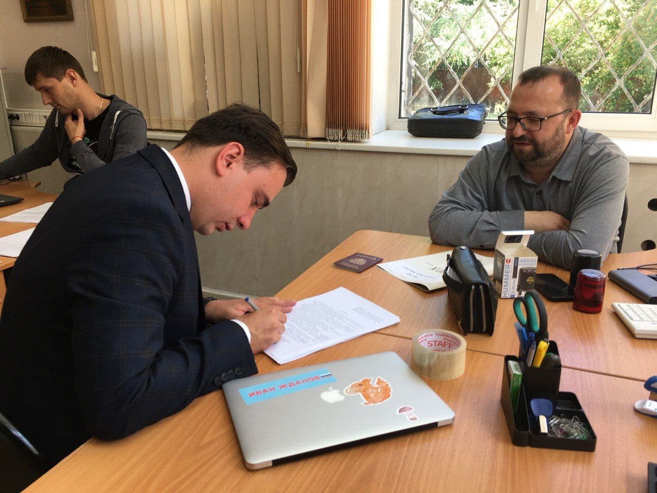 Иван Жданов регистрируется кандидатом. Фото: Иван Жданов / Телеграм