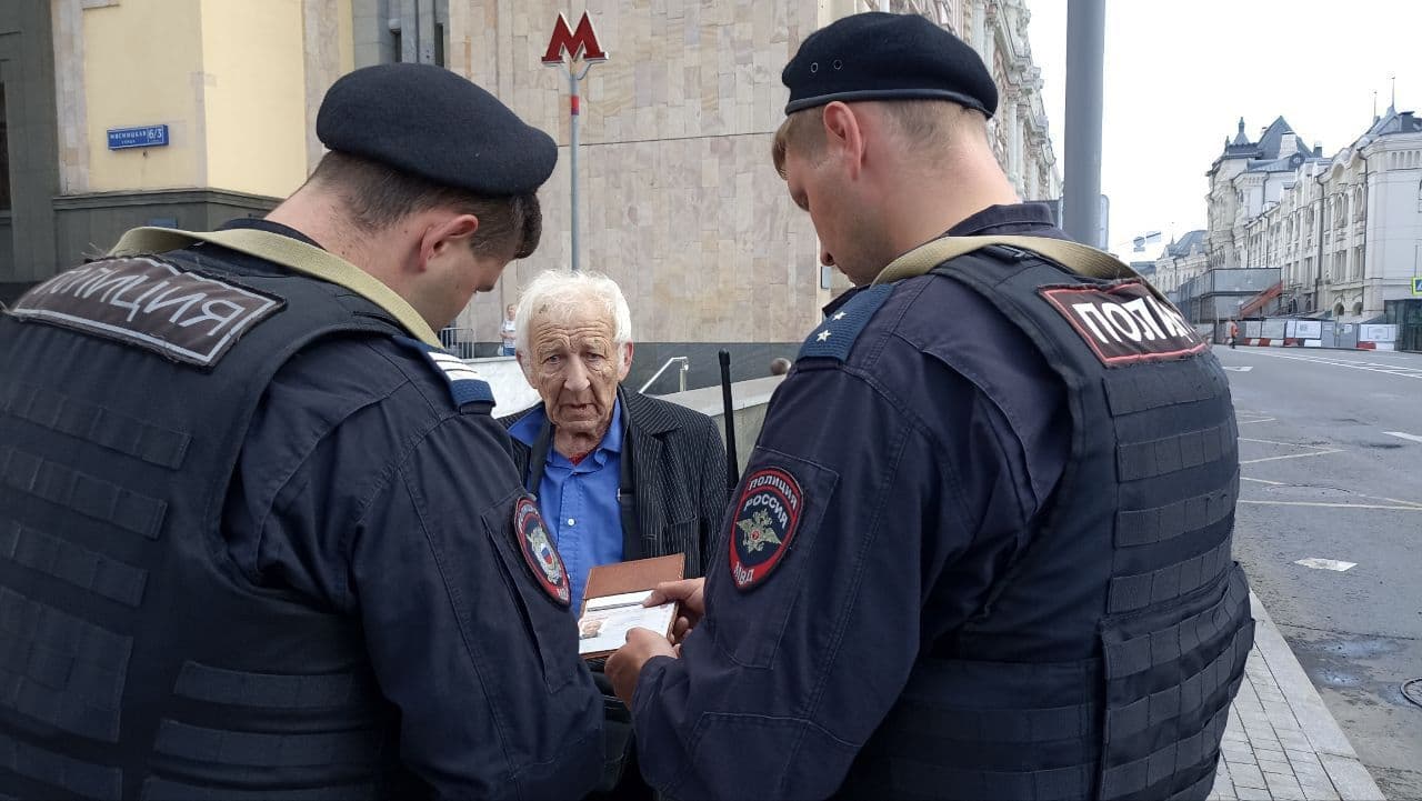 Дмитрия Гринчия допрашивает полиция