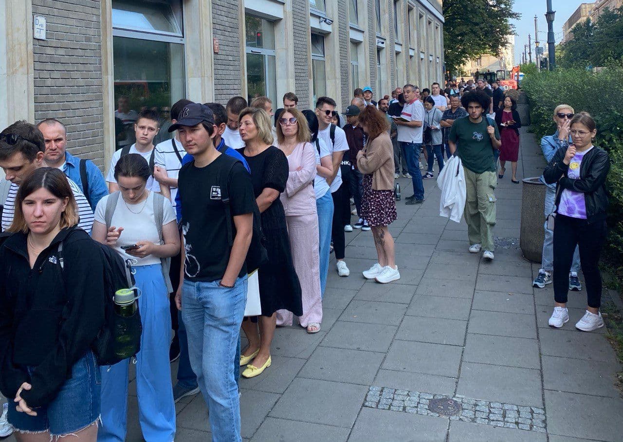 Очередь в отдел по делам иностранцев в Варшаве. Фото: Port