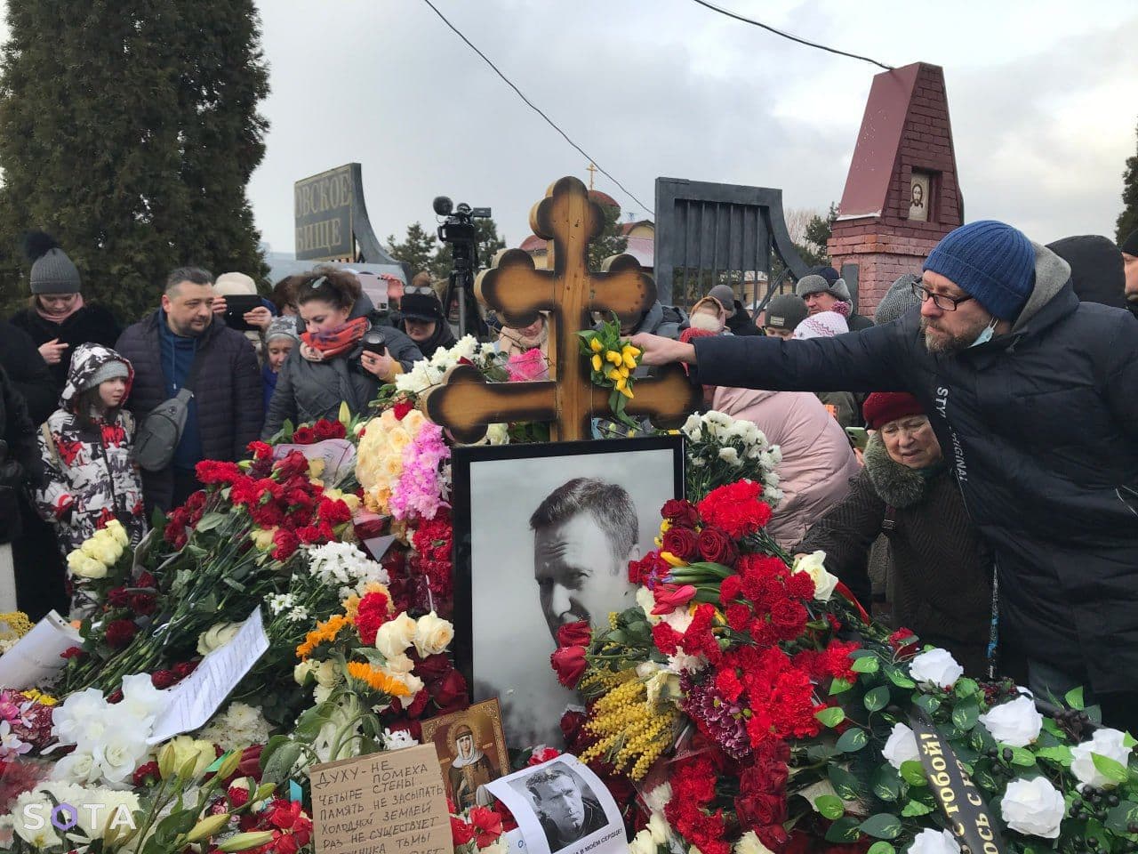 Люди возлагают цветы к могиле Алексея Навального на Борисовском кладбище в Москве. Фото: Sota