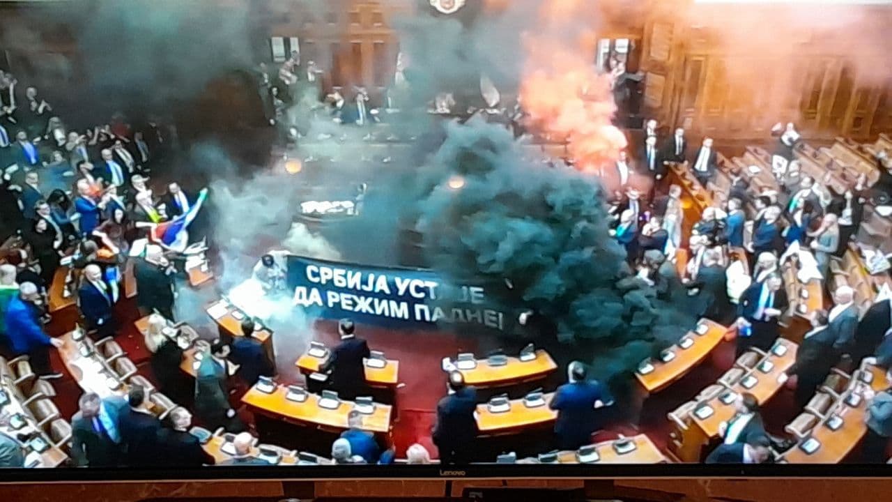 Протест оппозиционных депутатов в здании парламента. Фото: «О Сербии по-русски»