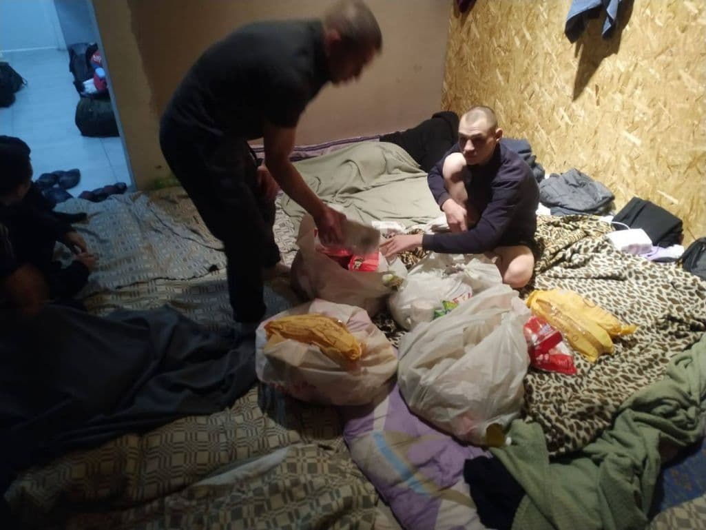 Подвал, где содержат более 60 граждан Украины на российско-грузинской границе. Фото: соцсети